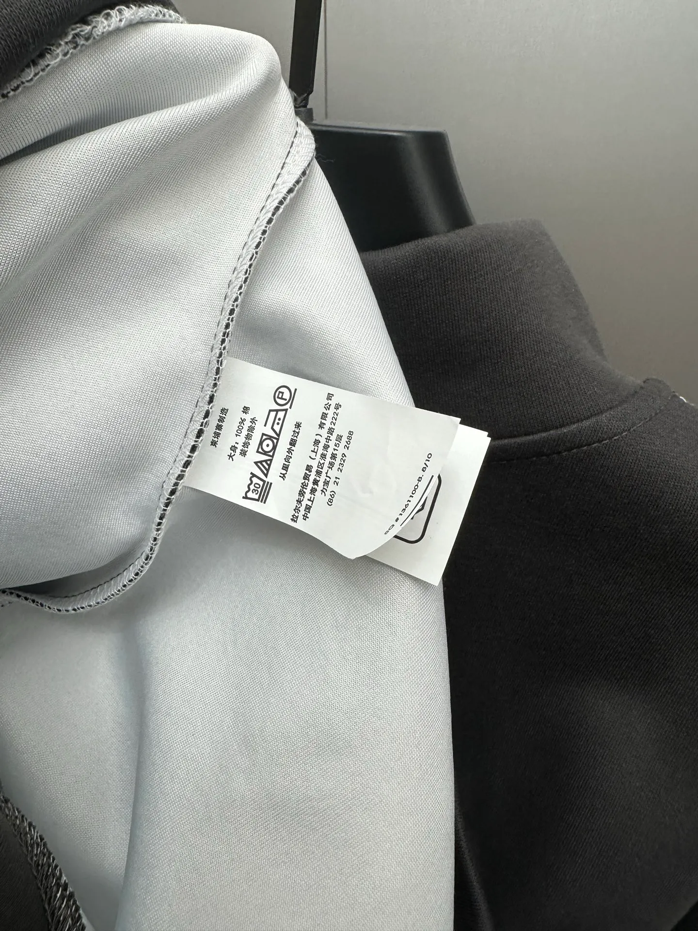 P250 Ralph Lauren/Ralph Lauren classic small logo embroidered turtleneck half-zip sweatshirt, simple and versatile ~ super delicate and soft, close to the body without being tied. Perfectly reflects the brand's sense of superiority. The cut is standard, comfortable to stretch, unrestricted in movement, and highly practical to wear. Classic and simple style, with pony embroidery pattern on the chest, imported machines, three-dimensional and full. Original Polo brass zipper, three-dimensional windproof lapels, taking into account warmth and cool lines, full of coolness, half-open lazy mode. The fit is loose, whether worn alone or layered, you can wear different styles of fashion with just one piece. Color: black, white, gray, brown, navy. Size: S-xL